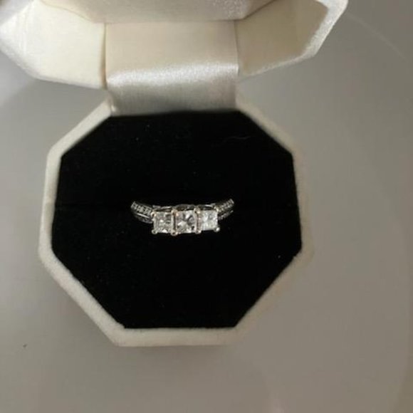 1 1/4 t.w. karat 3 stone engagement ring